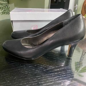 Women’s black pumps | heels | dress shoes | office shoes | black heels